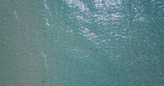 水与人和太阳反射的空气中绿绿松石清澈的海水视频