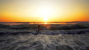 棕色性感时装模特女模特儿享受暑假坐在海洋里日落的夏日30秒视频