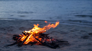 在沙滩上点燃营火夏天晚上大自然作为背景的营火日落时11秒视频