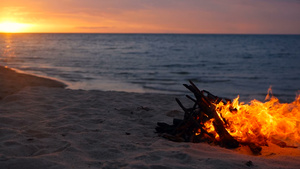 在沙滩上点燃营火夏天晚上大自然作为背景的营火日落时11秒视频