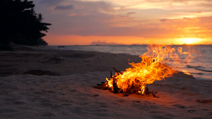 在沙滩上点燃营火14秒视频