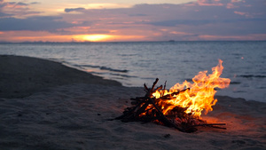 在沙滩上点燃营火夏天晚上大自然作为背景的营火日落时19秒视频