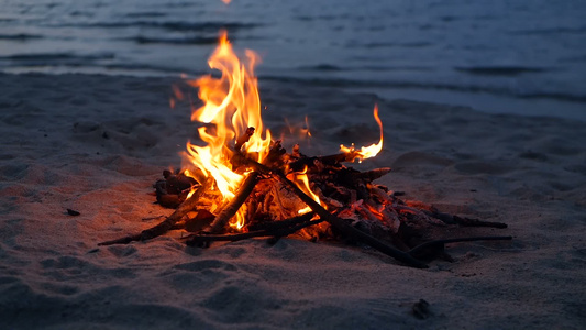 在沙滩上点燃营火夏天晚上大自然作为背景的营火日落时视频