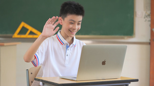 男生用电脑学习网络直播课14秒视频