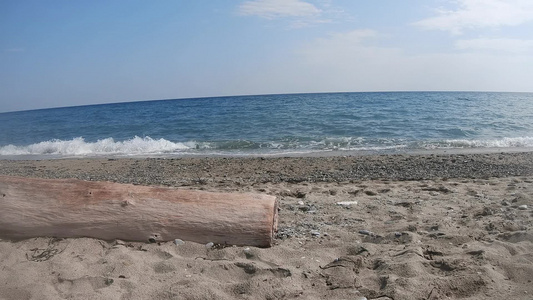 树干冲在希腊岛海滩上慢动作视频