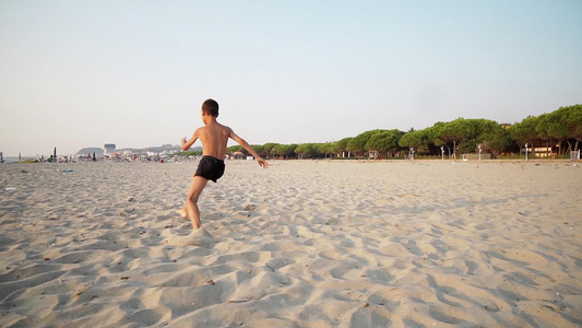 日落时在海滩上玩耍和跳舞慢动作慢动作视频