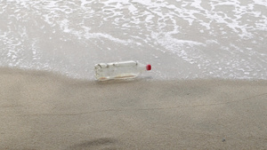 柔软的波浪喷洒塑料瓶10秒视频