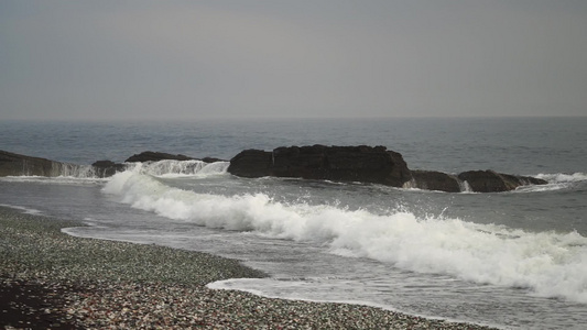 海景有美丽的岩石和海浪玻璃海滩维拉迪沃斯托克视频