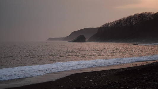 海景以美丽的岩石和海浪视频