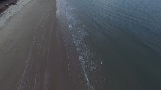 离开海滩在海洋上空飞翔视频