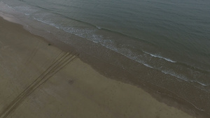 从海滩到海洋边缘沿轮胎轨12秒视频
