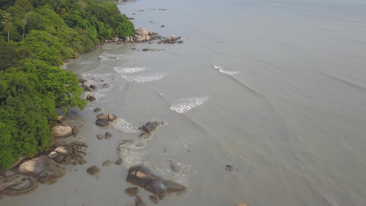 海浪撞上岩石海滩时空中看到海浪视频