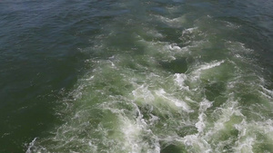 绿色海洋或海洋波浪随快速移动的水运动34秒视频