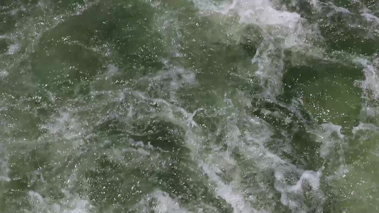 绿色海洋或海洋波浪随快速移动的水运动视频