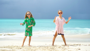 可爱的小女孩在热带沙滩玩得开心极了一起玩18秒视频