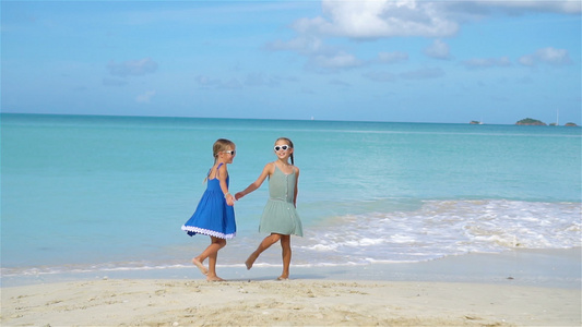 可爱的小女孩在热带沙滩玩得开心极了一起玩视频