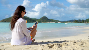 有电话的少妇在热带海滩加勒比岛上有手机的海滩上的漂亮女孩25秒视频
