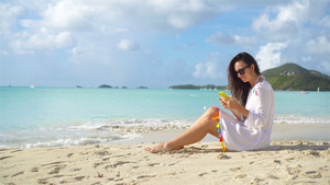 在热带沙滩度假时年轻女性拥有智能手机海滩上美丽的女孩18秒视频