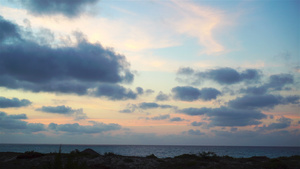 海边和海滩的蓝色粉色和红色日落18秒视频