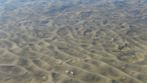 海底沙子的波浪抽象背景浅沙海床上有流着太阳束的光线47秒视频