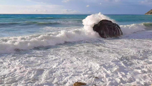 日落时在岸边的岩石上坠落lefkada岛greece32秒视频
