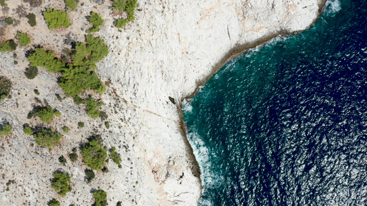 无人机飞越海岸线岩石峭壁视频