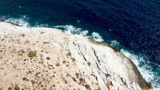 无人驾驶飞机飞越海面海岸线上有蓝水视频