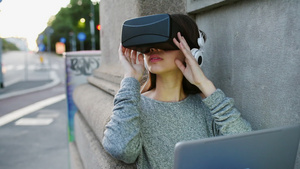 有虚拟现实模拟器的妇女8秒视频