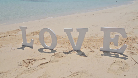 热带沙滩天堂上的浪漫标志视频