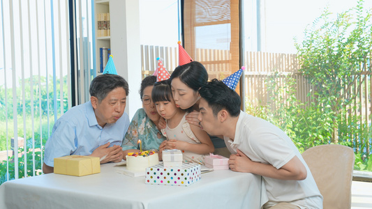 一家人开心给小女孩庆祝生日吹蜡烛视频