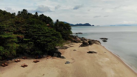 空中美丽的海景热带的白色沙滩碧绿的海水顶级无人机查看视频