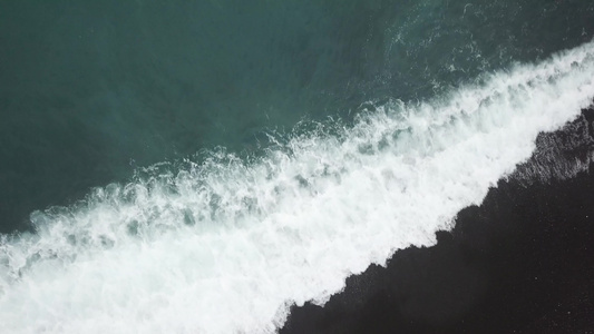 海浪在海边的沙滩上撞击沙子视频