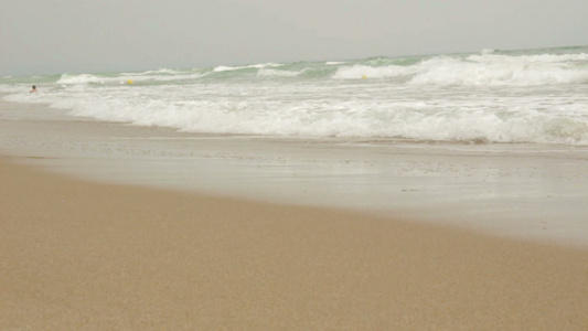 在阴云的一天海滩上长镜头视频