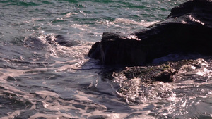 海浪撞击石块暴风海和水上的玻璃黑海35秒视频