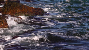 海浪撞击石块暴风海和水上的玻璃黑海33秒视频