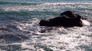 海浪撞击石块暴风海和水上的玻璃黑海29秒视频