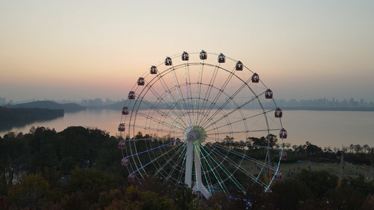 航拍城市地标湖边建筑摩天轮4k夜景灯光素材视频