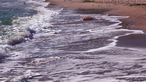 海浪沙滩上有白泡沫卷太阳在水中的反射黑海26秒视频