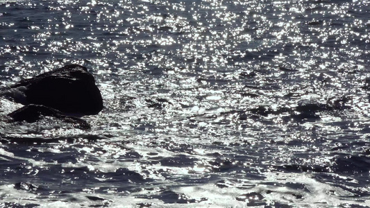 海浪撞击石块暴风海和水上的玻璃黑海视频