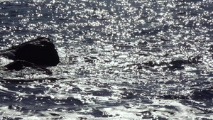 海浪撞击石块暴风海和水上的玻璃黑海43秒视频