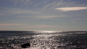 太阳在暴风雨前的水中反射黑色海面上闪耀着阳光32秒视频