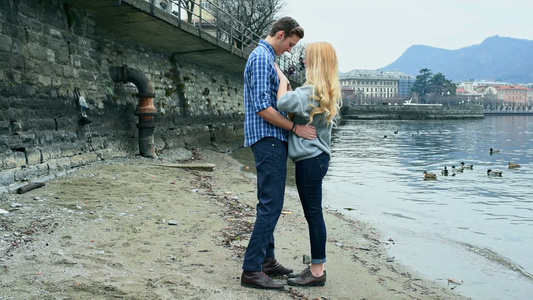 情侣站在湖边视频
