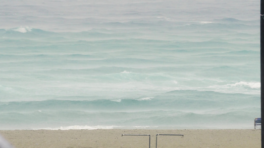 海面上暴风雪的天空荒凉的海滩海上天气恶劣视频