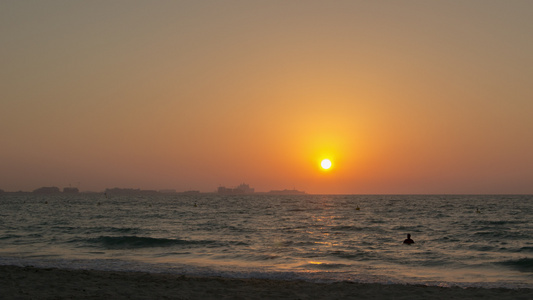 太阳在海边的地平线上落下视频