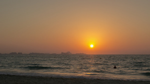 太阳在海边的地平线上落下13秒视频