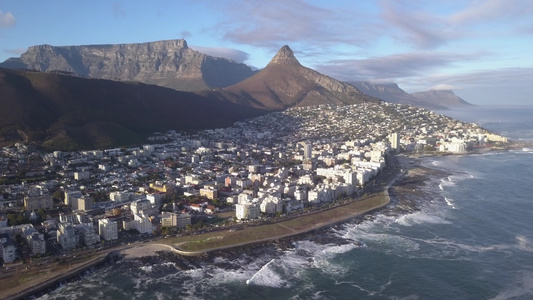 飞越非洲南部有桌山和海洋的卡贝镇CapetowSouth视频
