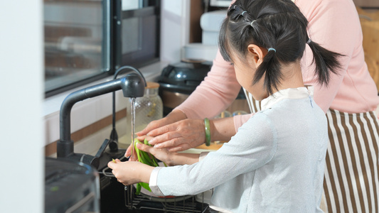 小女孩和奶奶一起洗菜视频