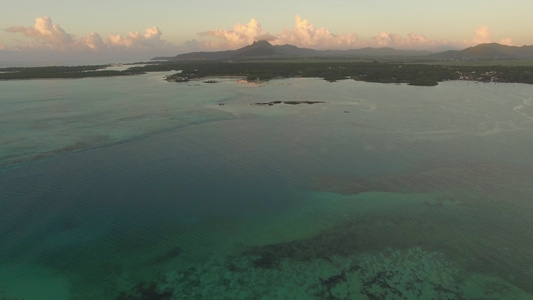 海洋蓝色水与波浪珊瑚和水厂摄像头向海岸移动毛里提乌斯视频