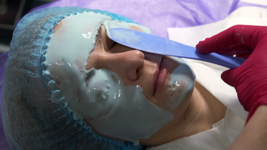 近身美容师对年轻女性使用悬浮面罩视频