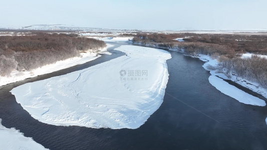 大兴安岭湿地寒冬冰河雾气缭绕视频